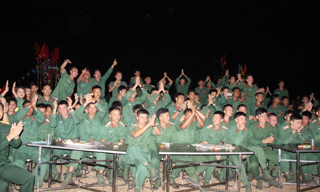 Chiến sĩ quây quần, vui vẻ khi tham gia chương trình giao lưu 