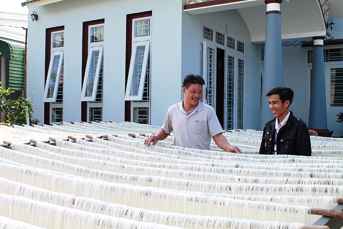 Anh Trần Ngọc Lương (bên trái) phơi miến phục vụ thị trường Tết.