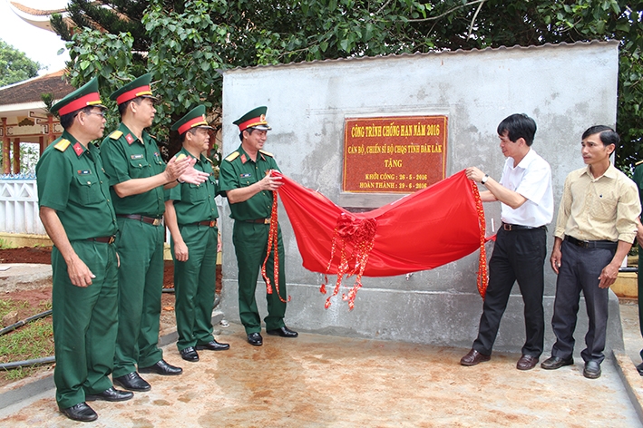 Lực lượng vũ trang tỉnh tặng công trình giếng nước chống hạn cho nhân dân thôn Kiên Cường (xã Hòa Thuận, TP.Buôn Ma Thuột).