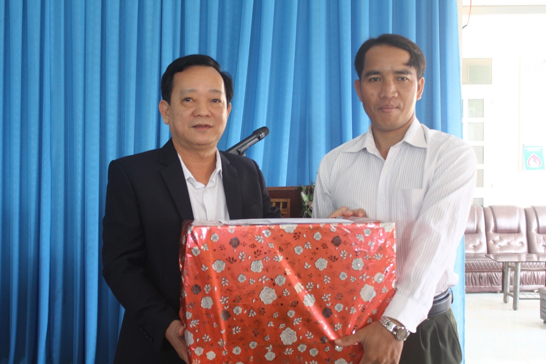 Phó Chủ tịch HĐND tỉnh Trần Vĩnh Cảnh tặng quà tết cho UBND xã Đắk Phơi (huyện Lắk)