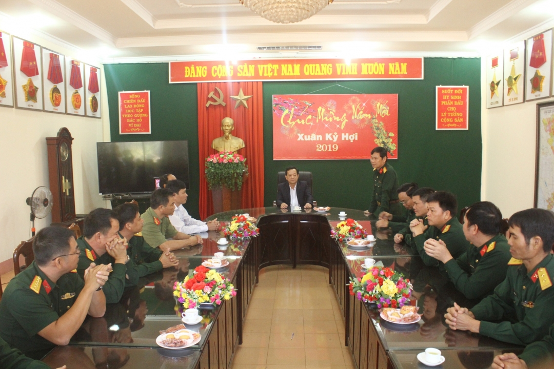 Đoàn công tác nghe đại diện Sư đoàn 470 báo cáo tình hình hoạt động của đơn vị 