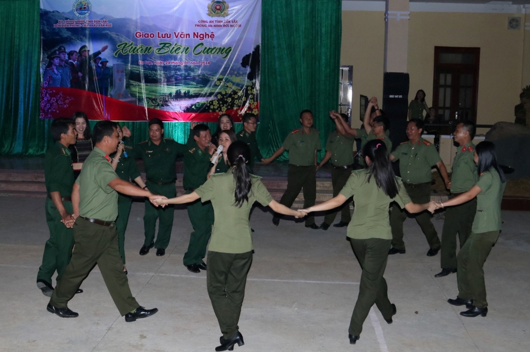 Các đơn vị giao lưu văn nghệ với chủ đề 