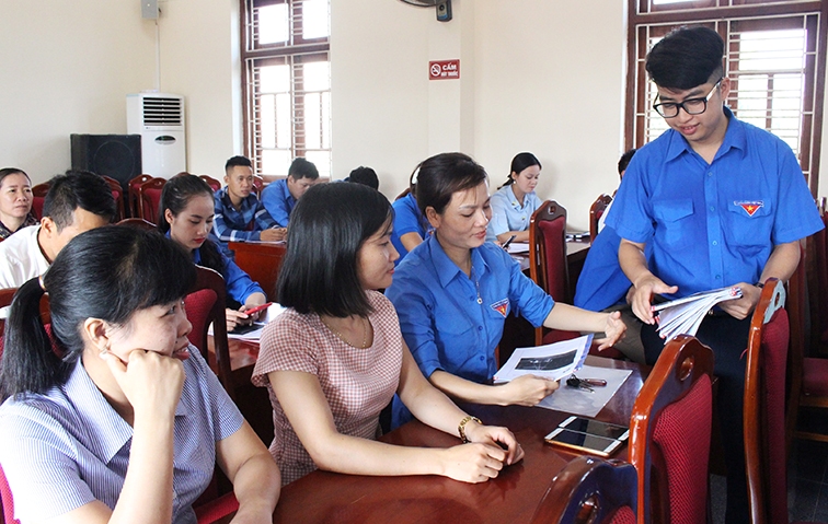 Lực lượng đoàn viên thanh niên tham gia phát tờ rơi tuyên truyền phòng chống 