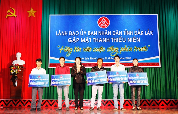 Các thanh niên hoàn lương được trao vốn khởi nghiệp.