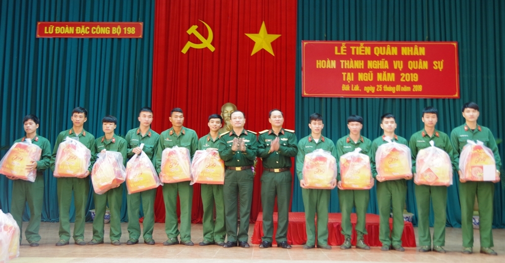 Lãnh đạo Lữ đoàn Đặc công 198 trao quà tặng quân nhân xuất ngũ
