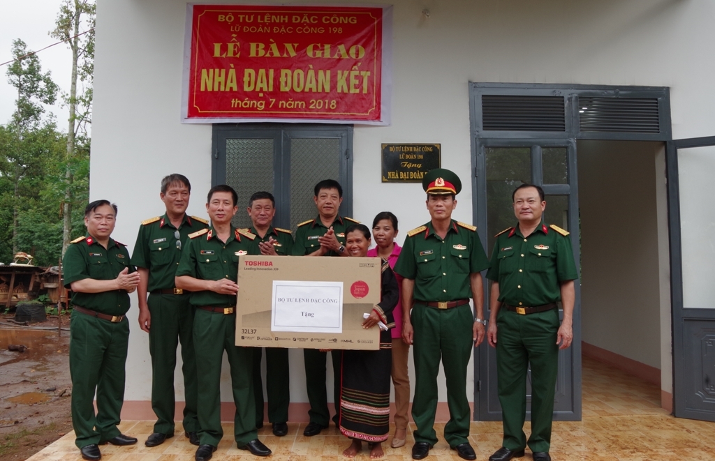 Trao nhà đại đoàn kết tặng gia đình có hoàn cảnh khó khăn trên địa bàn xã Hòa Thắng