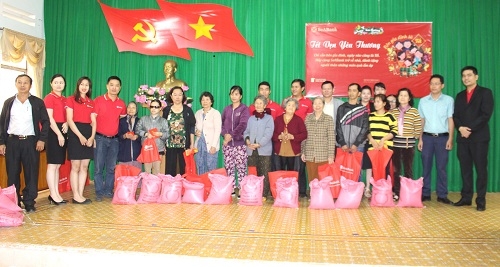 Ngân hàng TMCP Đông Nam Á (SeABank) Chi nhánh Đắk Lắk trao quà Tết cho người nghèo