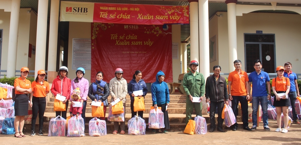 Đại diện Hội LHTN Việt Nam TP. Buôn Ma Thuột và Ngân hàng TMCP Sài Gòn - Hà Nội tặng quà cho người dân