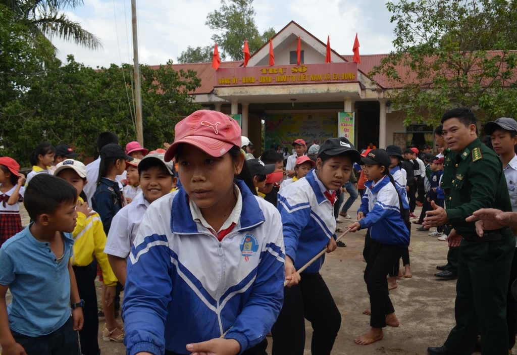 Học sinh trên địa bàn xã Ea Bung tham gia thi tài kéo co