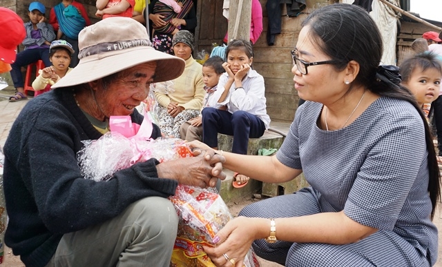 Trưởng Ban Dân vận Tỉnh ủy H’Kim Hoa Byă tặng quà cho cho các hộ nghèo tại buôn Ea Mao và Kon Hring