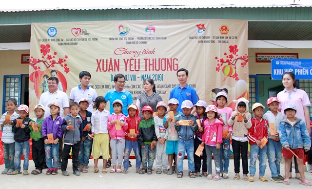 Ban tổ chức tặng phong bì lì xì năm mới cho các em thiếu nhi tham gia chương trình.