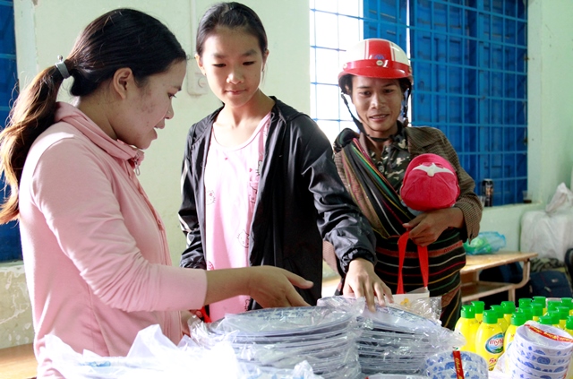 Người dân tại buôn Đắk Tuôr và buôn Khanh tham quan, mua sắm tại Phiên chợ nghĩa tình