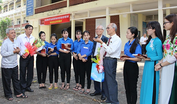 Cựu cán bộ, giáo chức cùng sinh viên  Trường Cao đẳng Sư phạm Đắk Lắk. 