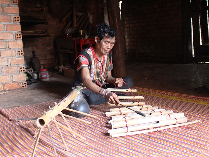 Nghệ nhân A Nol (người Xơ Đăng, buôn Kon H’ring, xã Ea Hđing, huyện Cư M’gar) chế tác đàn T’rưng. 