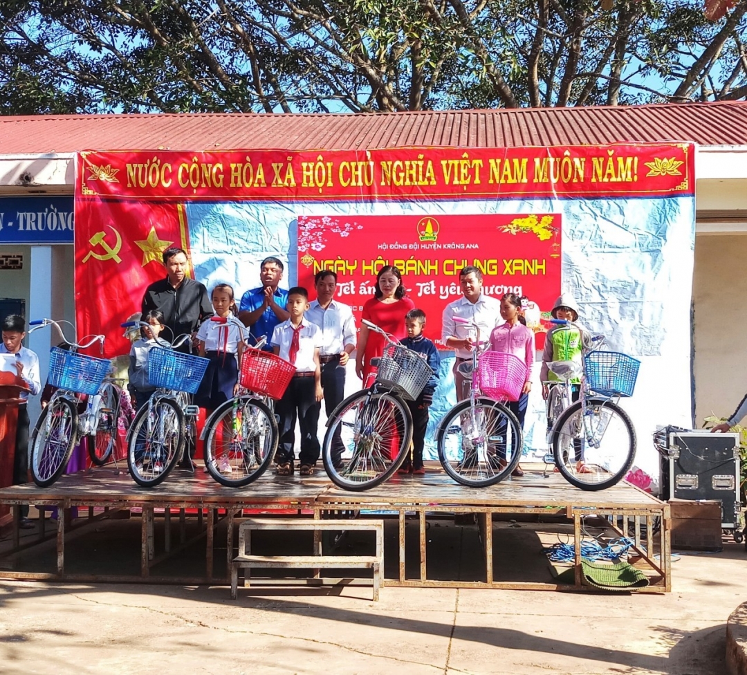 Ban tổ chức trao xe đạp cho các em học sinh