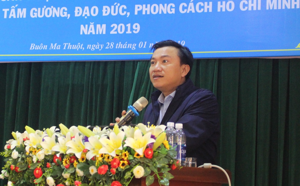 Phó Trưởng Ban Tuyên giáo Đảng ủy khối các cơ quan truyền đạt chuyên đề tại Hội nghị.