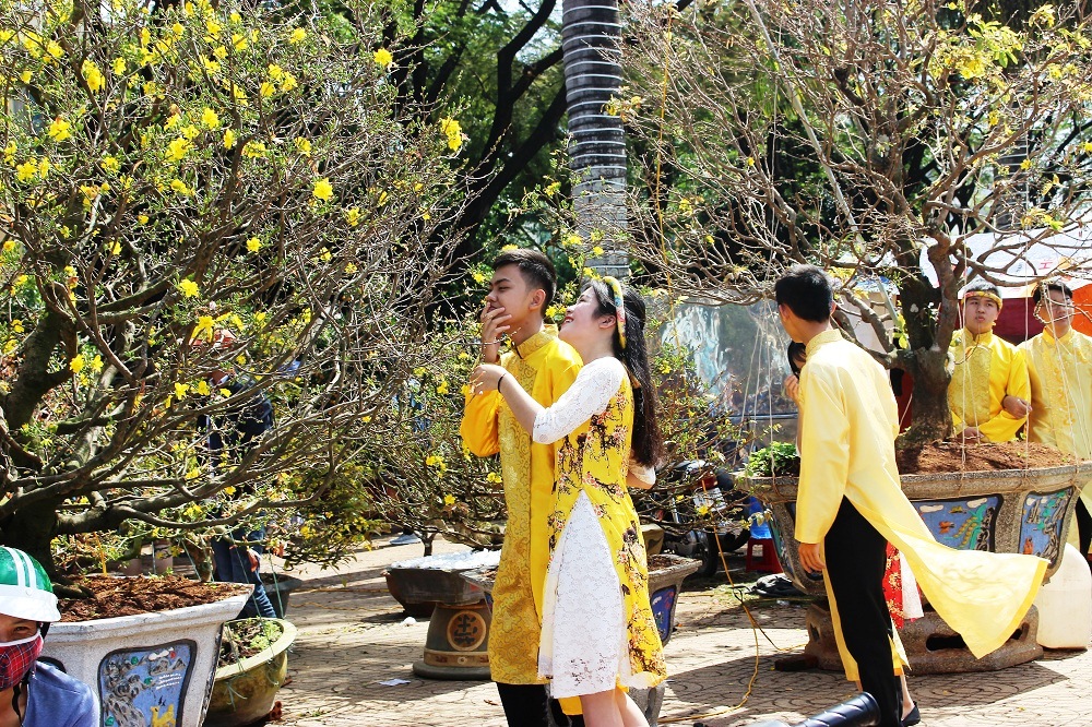Nhóm bạn trẻ mặc áo dài truyền thống chụp ảnh kỷ niệm.