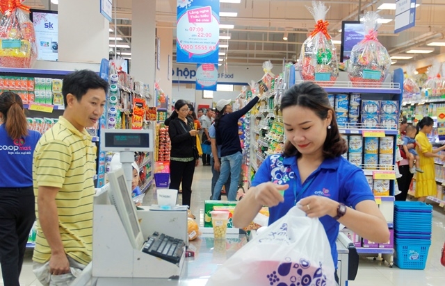Người dân mua sắn hàng hóa Tết tại siêu thị Co.oop mark.