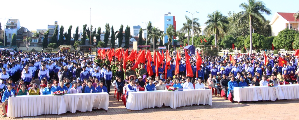 Đông đảo đại biểu và đoàn viên thanh niên tham dự lễ phát động