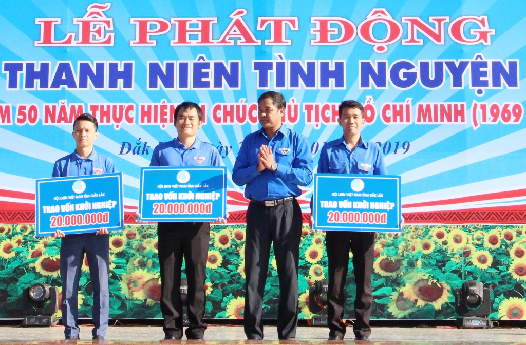 Trao vốn khởi nghiệp cho thanh niên