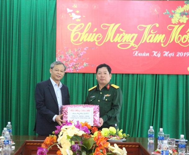 Ủy viên Ban Thường vụ, Chủ nhiệm Ủy ban Kiểm tra Tỉnh ủy Phan Xuân Lĩnh chúc Tết, tặng quà Trường Quân sự địa phương.