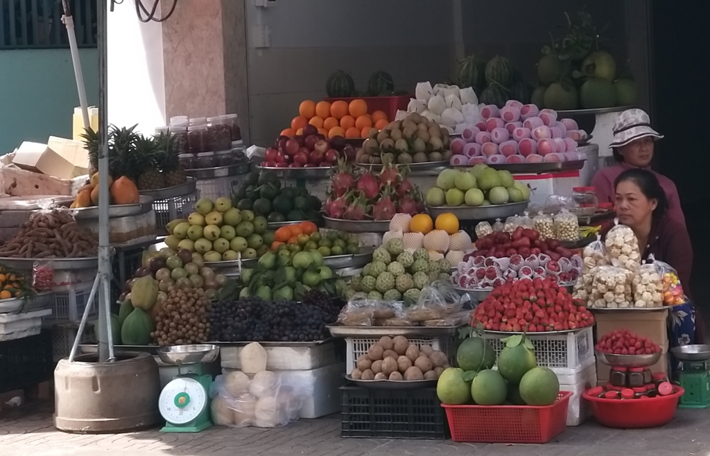 Sáng 25 tháng Chạp, sạp trái cây khu vực Chợ Buôn Ma Thuột không một khách hàng.