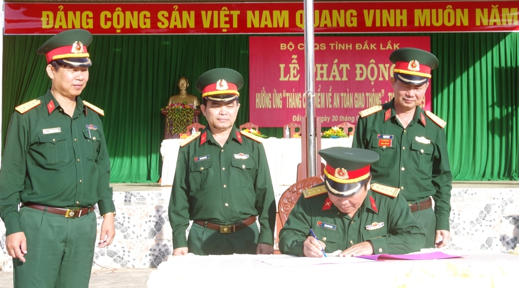 Đại diện các đơn vị ký kết giao ước thi đua