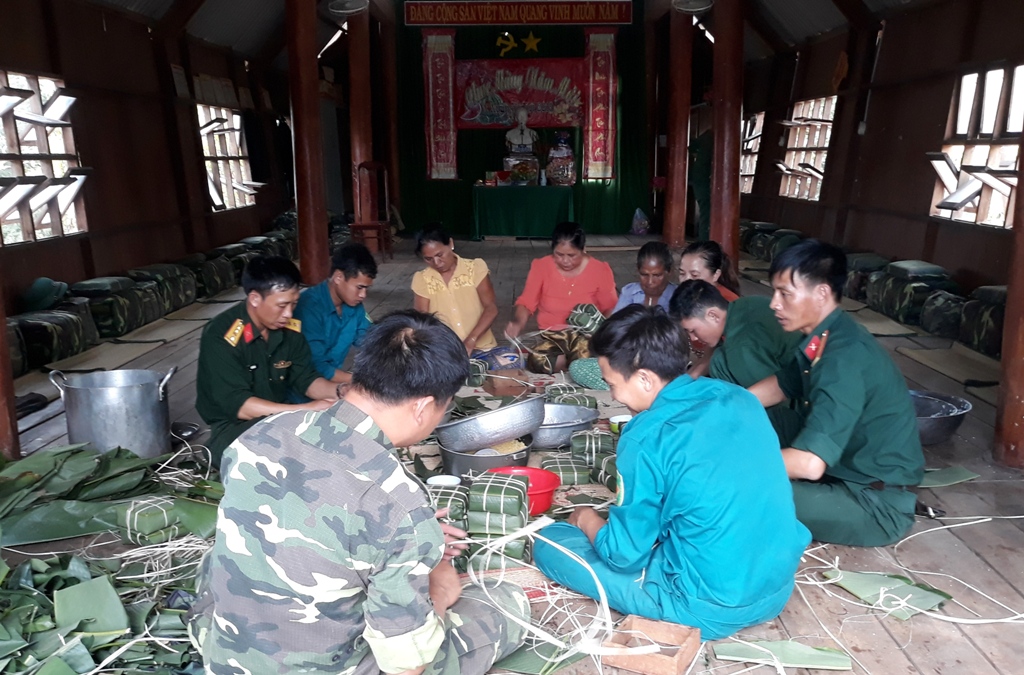 Quây quần gói bánh chưng xanh, chuẩn bị quà tặng nhân dân trên địa bàn