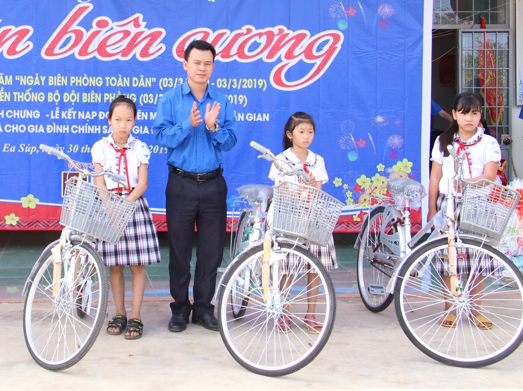Đại diện Tỉnh Đoàn và Bộ đội Biên phòng tỉnh tặng quà