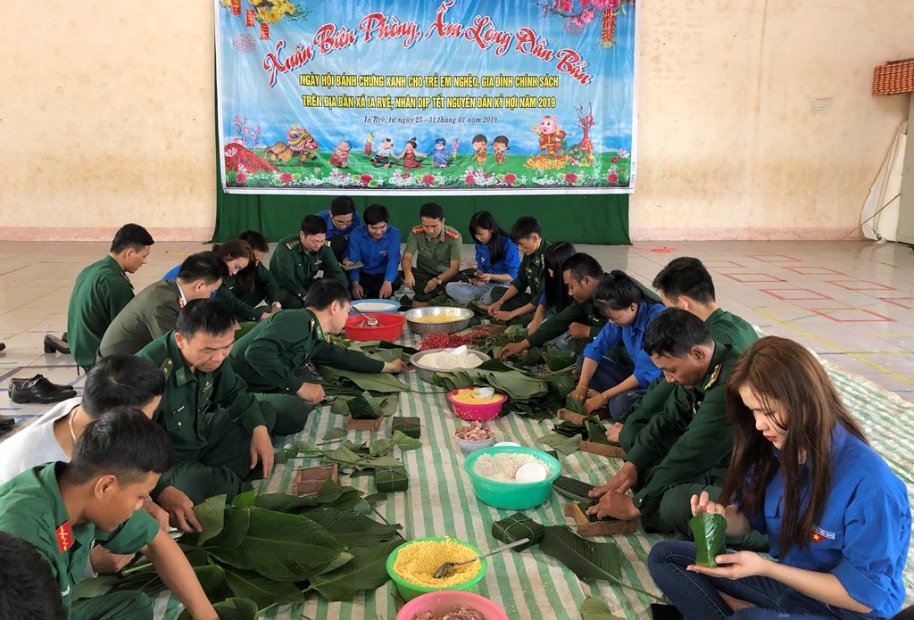 Đoàn viên thanh niên và cán bộ, chiến sĩ Đồn Biên phòng Ia R'vê tham gia gói bánh chưng
