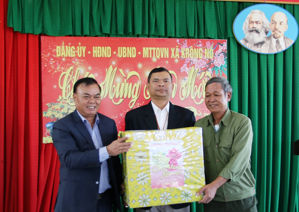 Cùng đi với đoàn có Bí thư Huyện ủy Lắk Đỗ Quốc Hương; đại diện Văn phòng Tỉnh ủy, Huyện ủy.
