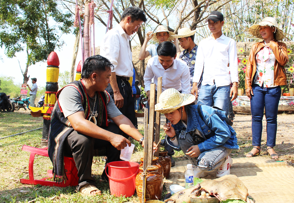 Khách du lịch cùng thưởng thức rượu cần sau lễ cúng