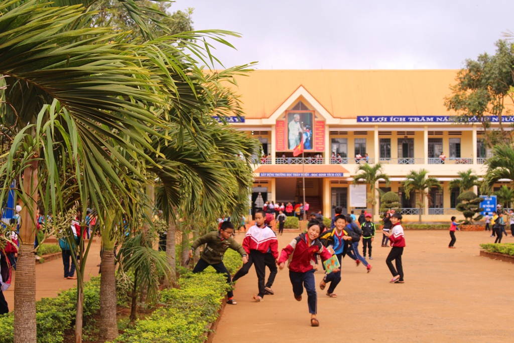 Cảnh quan xanh - sạch - đẹp của Trường Tiểu học Nguyễn Viết Xuân từ nguồn xã hội hóa giáo dục. 