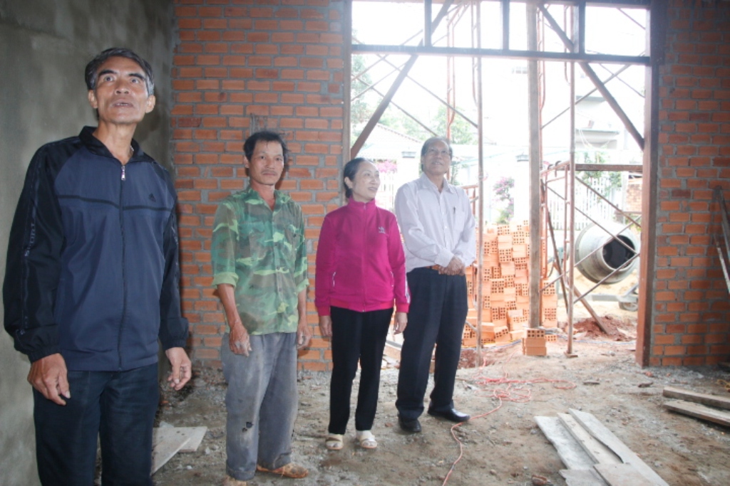 CCB Phạm Ngọc Thêm ở thôn 5, xã Pơng Drang (thứ 2 từ trái sang) trong ngôi nhà Nghĩa tình đồng đội được các hội viên CCB huyện xây tặng.
