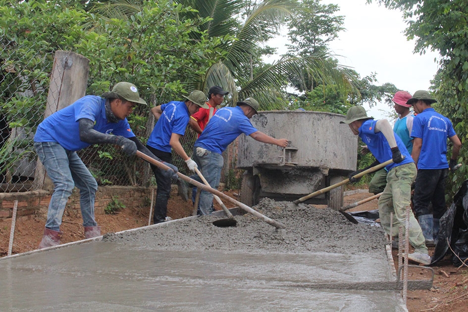 Thanh niên tình nguyện tham gia góp công làm đường giao thông nông thôn tại xã Tân Tiến (huyện Krông Pắc). 