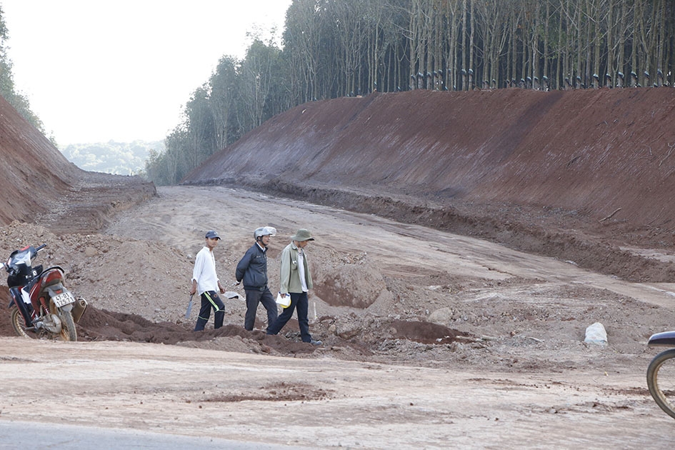 Dự án  tuyến tránh trung tâm  thị trấn  Ea Drăng  đang thi công sau khi  đã giải phóng mặt bằng  giai đoạn 1.