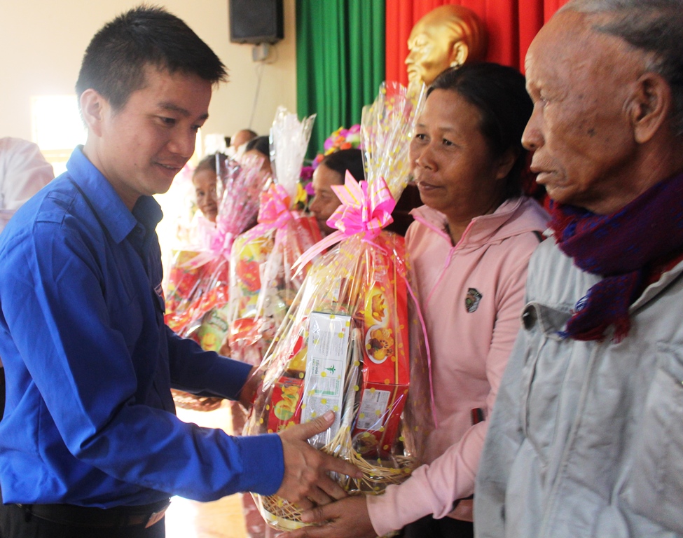 Đại diện Hội LHTN Việt Nam tỉnh tặng quà Tết cho người dân có hoàn cảnh khó khăn tại xã Ea M'droh, huyện Cư M'gar