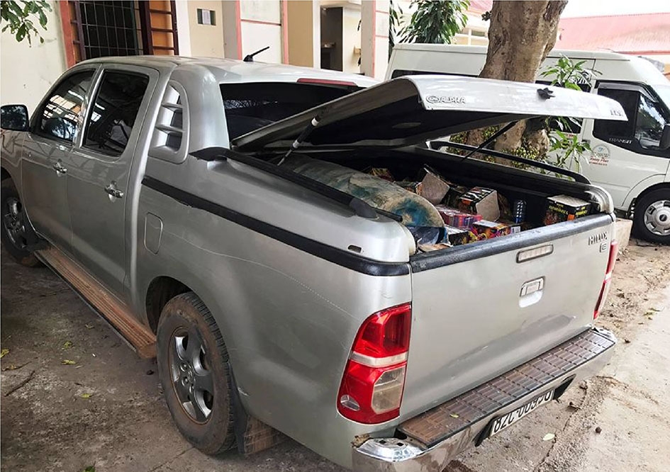 Phương tiện vận chuyển pháo nổ và hàng lậu bị Công an huyện Krông Búk bắt giữ.    