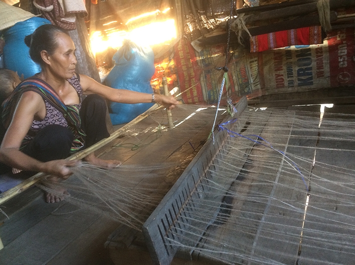 Người Êđê Bih dệt chiếu.