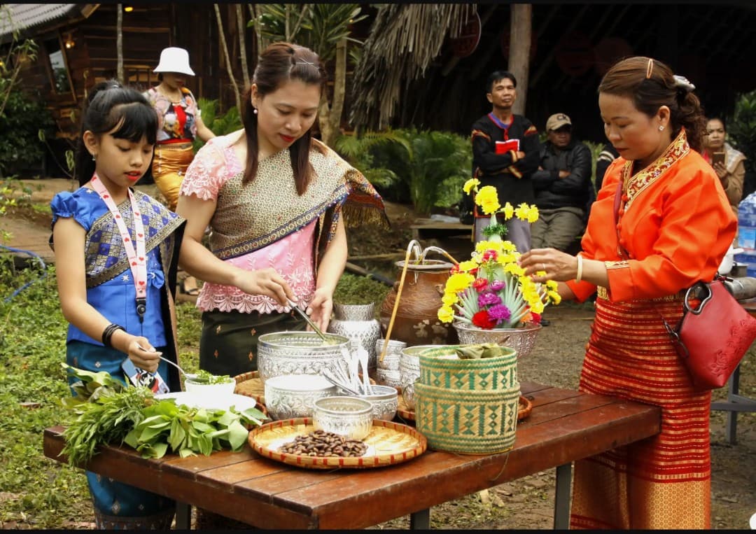 Người Lào ở Buôn Đôn  chuẩn bị mâm cơm. 