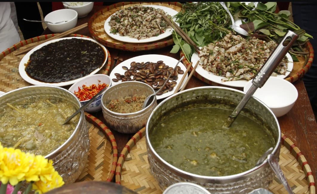 Món canh lá muồng trong bữa cơm (tô ngoài cùng bên phải). 