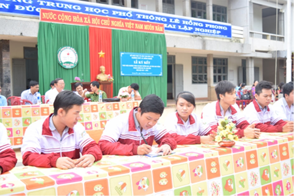 Học sinh Trường THPT Lê Hồng Phong (huyện Krông Pắc) ký cam kết không vi phạm Luật Giao thông đường bộ. 