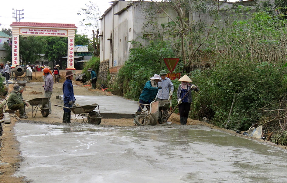 Tuyến đường giao thông thôn 7, xã Ea Đar do Nhà nước và nhân dân cùng làm. 