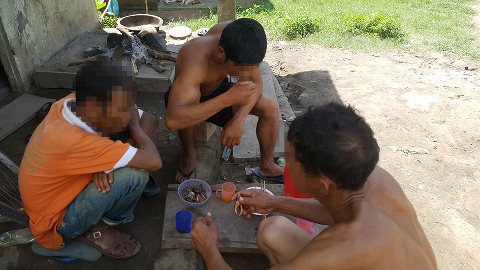 Nhiều người trong tuổi lao động nhưng lại lười lao động, thường xuyên tổ chức nhậu nhẹt. 