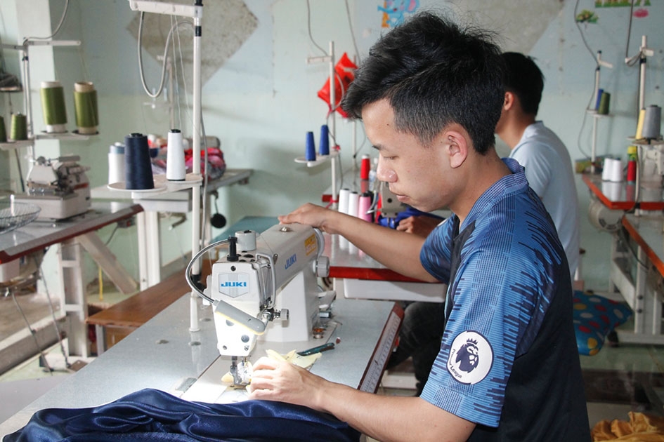 Em Trần Văn Đoàn làm việc tại cơ sở may gia công.