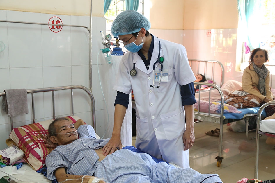 Các bác sĩ khoa Ung bướu (Bệnh viện Đa khoa vùng Tây Nguyên) điều trị cho bệnh nhân.