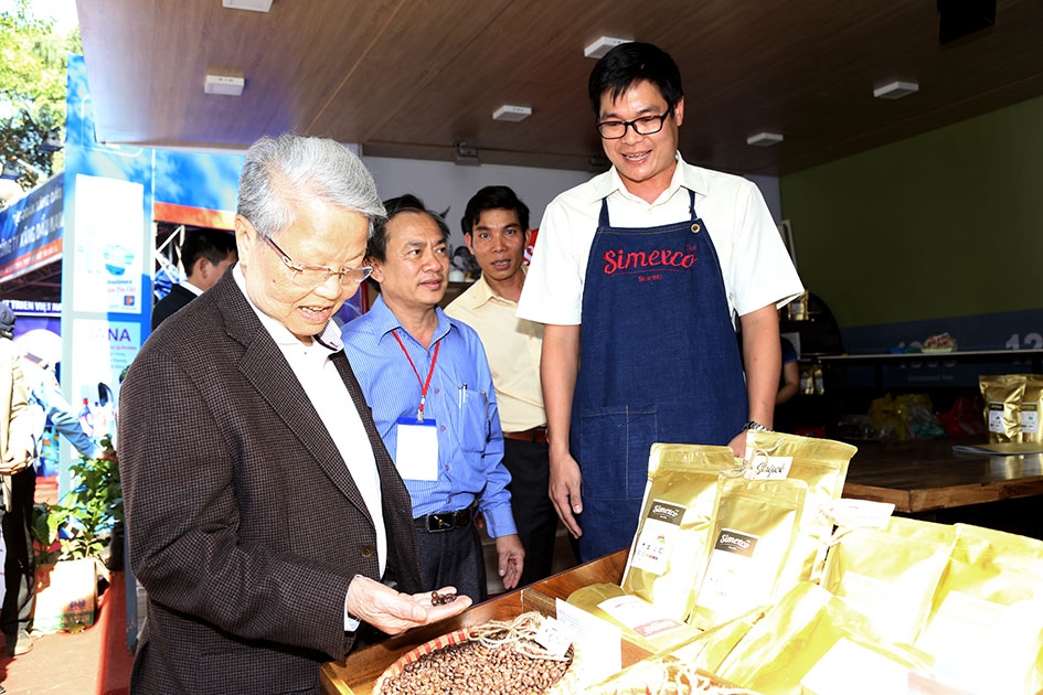 Nguyên Chủ tịch nước Trần Đức Lương (bìa trái) thăm gian hàng cà phê tại Hội chợ - Triển lãm chuyên ngành Cà phê trong khuôn khổ Lễ hội Cà phê Buôn Ma Thuột lần thứ 6 năm 2017.  Ảnh: X. Cảnh