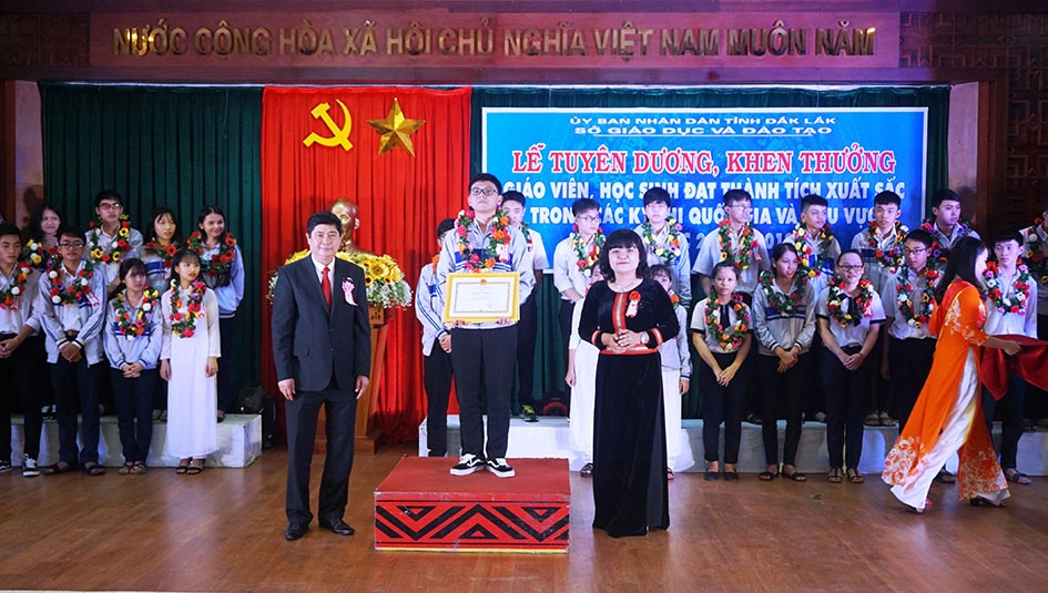 Phó Chủ tịch UBND tỉnh H'Yim Kđoh và lãnh đạo Sở GD-ĐT khen thưởng học sinh đoạt giải quốc gia năm học 2017 - 2018. Ảnh: Q.Đạt