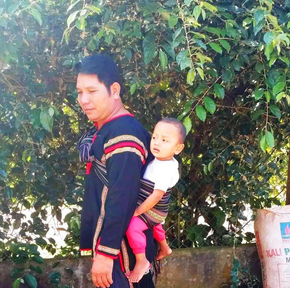 Không chỉ phụ nữ, đàn ông cũng sử dụng địu để địu trẻ khi có việc phải đi ra ngoài.