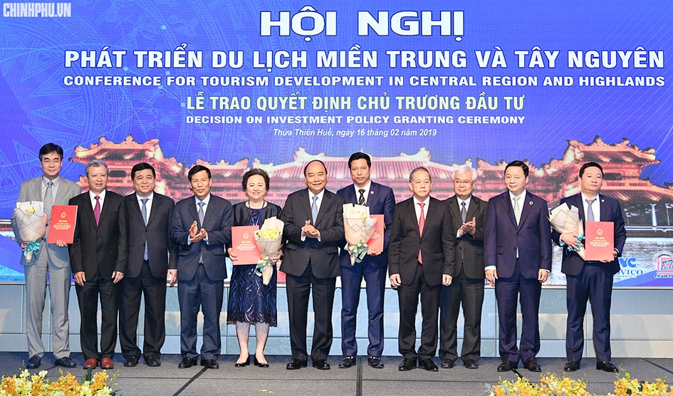 Thủ tướng Chính phủ Nguyễn Xuân Phúc chứng kiến các địa phương miền Trung trao quyết định chủ trương  đầu tư cho các doanh nghiệp tại Hội nghị.  Ảnh: chinhphu.vn